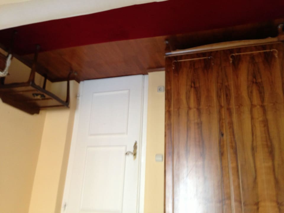 Schrank und Kofferablage Hotel Prinz Carl