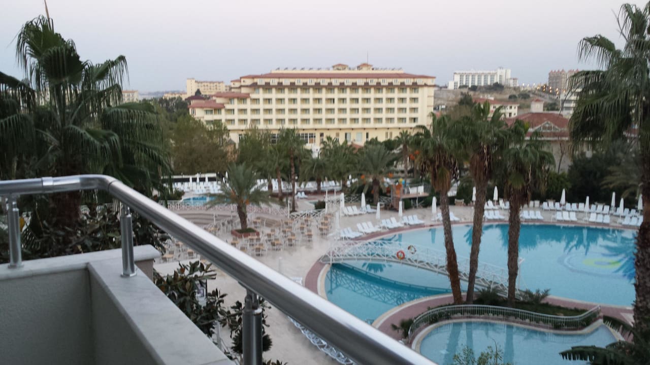 Blick aus dem 4.stock in die poolanlage Seaden Corolla Hotel