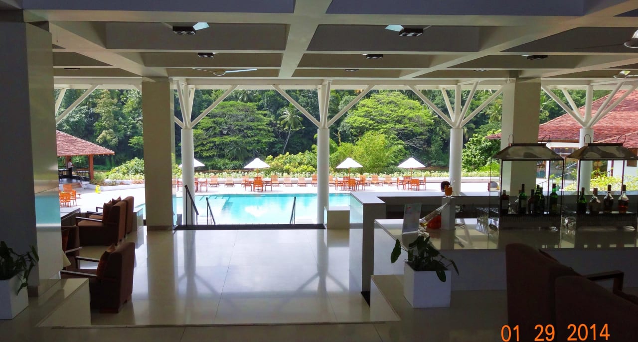 Blick von der Lounge/Bar Richtung Pool Hotel Cinnamon Citadel Kandy
