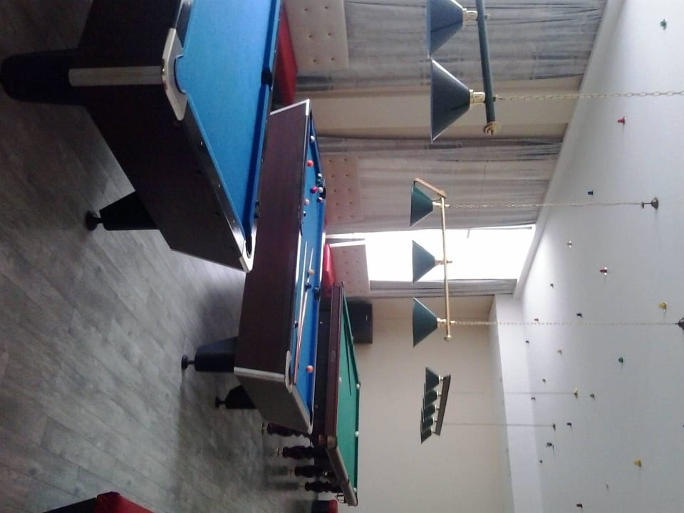 Sala bilardowa w barze Snow Plaza Hotel