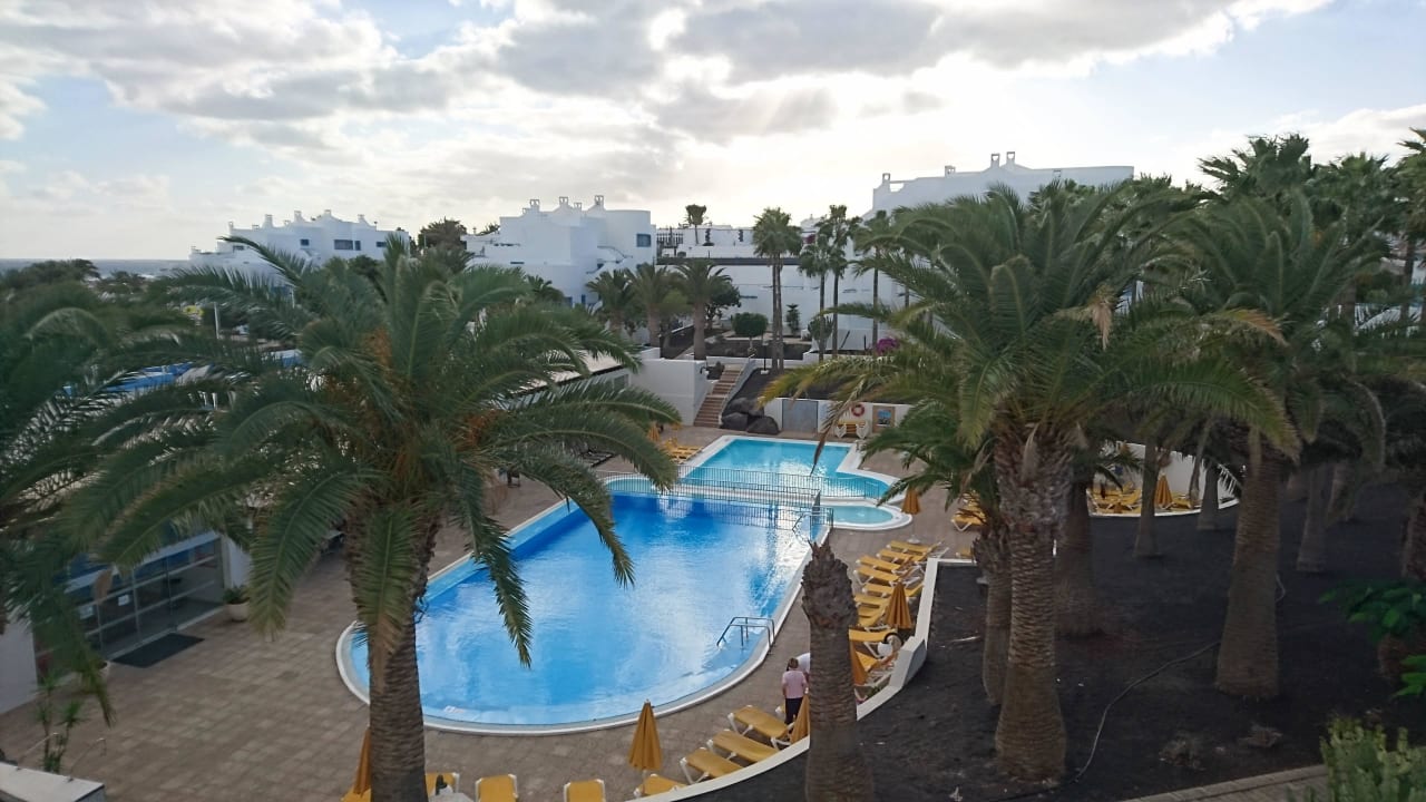 Balkon in Richtung Pool und Haupthaus Aparthotel Costa Mar