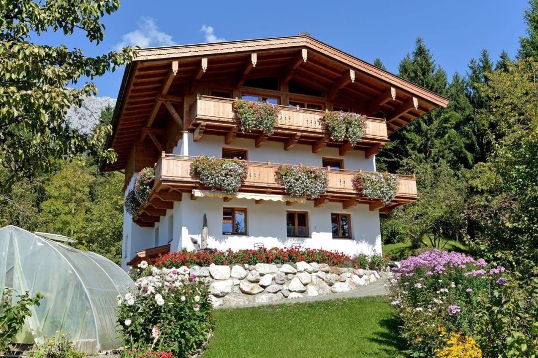 Außenansicht Apartirol im Sommer Apart Tirol Ferienwohnungen