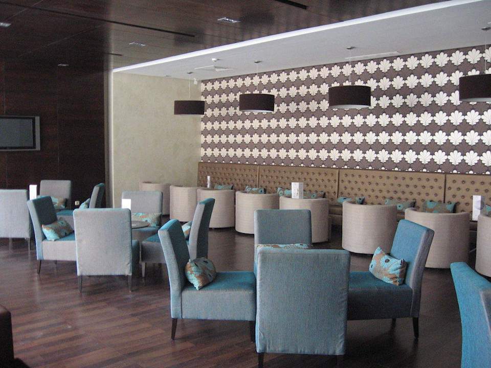 Kaffeebar mit Fußbalübertragung am Abend Hotel Rosa Beach