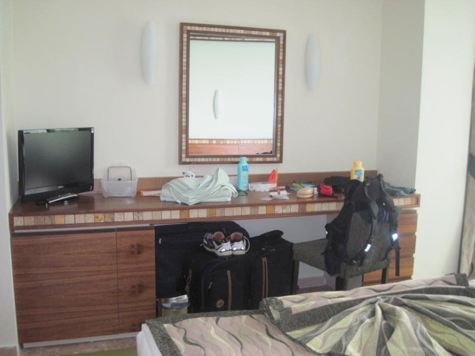 Fernseher, Tisch, Spiegel Royal Atlantis Spa & Resort