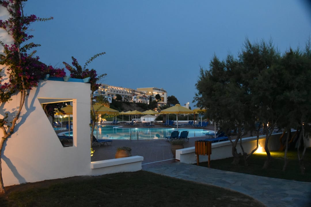 Kleiner Pool oberhalb des Strandes Mitsis Norida