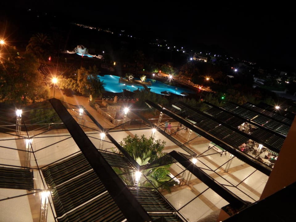 Pool im Dunkeln Hotel Mariant Park