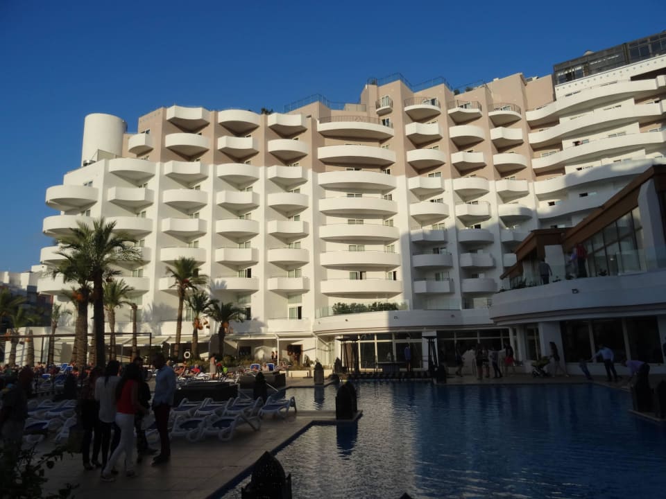 Pool im Hintergrund Hotelflügel db San Antonio Hotel + Spa