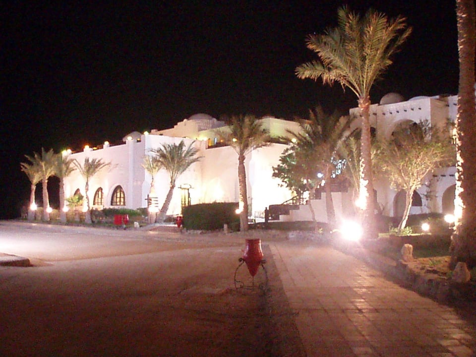 Hotelanlage bei Nacht Arabella Azur Resort