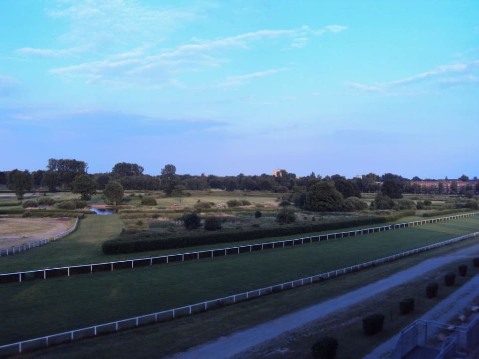 Blick über die Pferderennbahn NH Hamburg Horner Rennbahn
