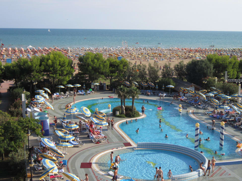 Pool für gross und klein. Aparthotel Holiday