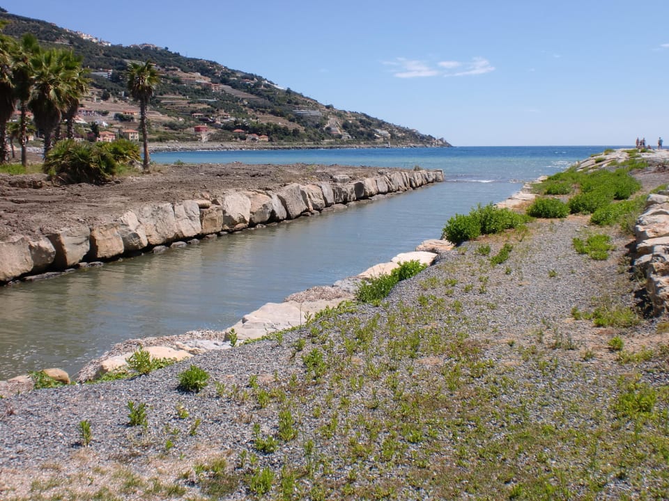 Neben dem Privatstrand (Kloake) Aregai Marina Hotel & Residence