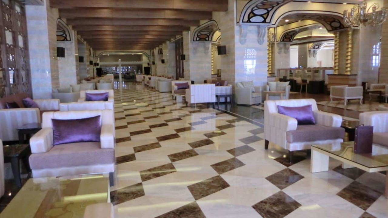 Лобби Royal Holiday Palace