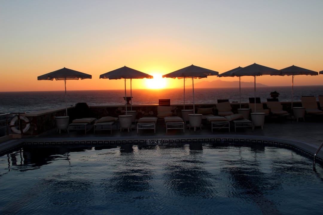 Hotelpool beim Sonnenaufgang Hotel Epavlis