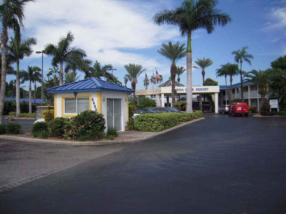 Von der Straße Hotel Magnuson Marina Cove