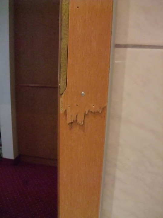Kaputter Türrahmen Hotel Hennies