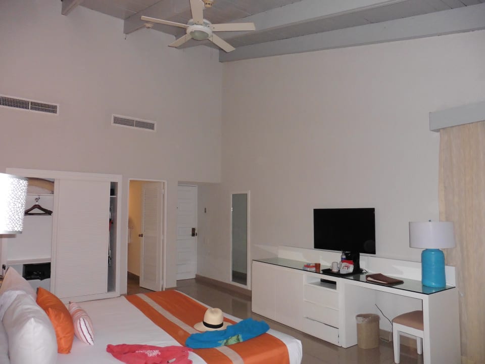 Zimmer mit hoher Decke und Kingsize Bett Sunscape Puerto Plata