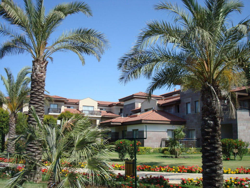 Blick vom Pool zur Unterkunft Calimera Serra Palace