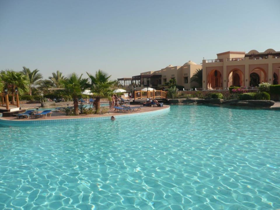 Teil des Pools bei der Pool-Bar Steigenberger Coraya Beach - Adults only