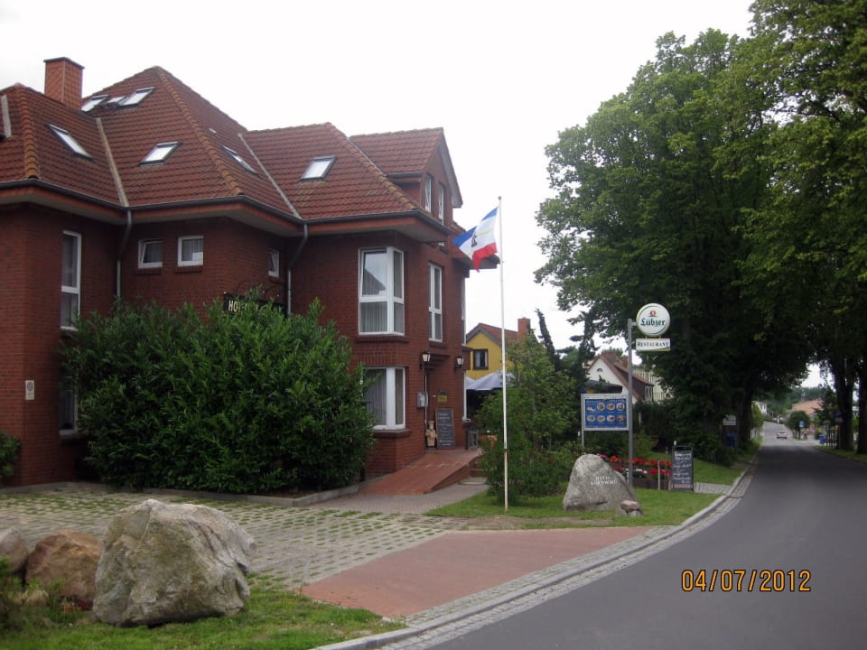 Blick zu Straße in das Ortsinnere Hotel Nordwind