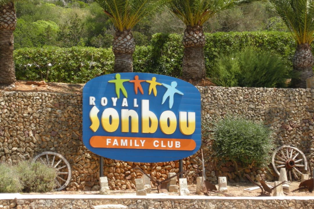 Vor dem Hotel Royal Son Bou Family Club