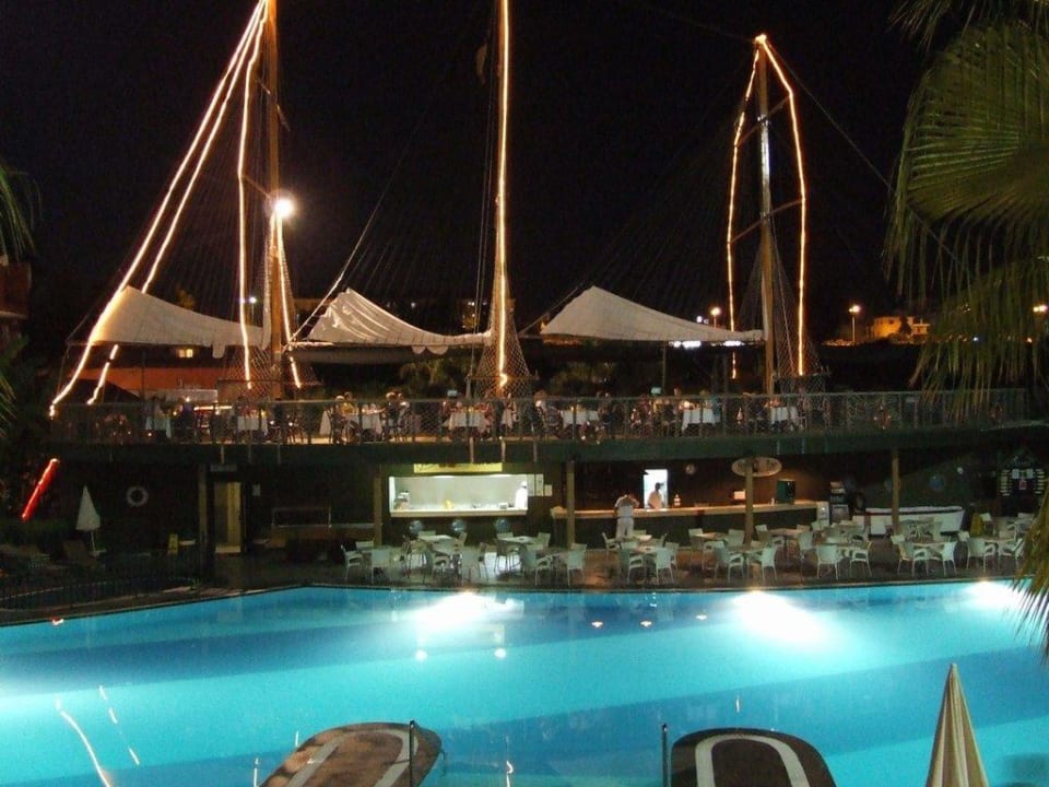 Blick auf das Fischrestaurant bei Nacht Can Garden Resort