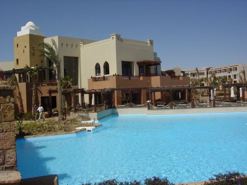 Hauptrestaurant, davor Pool Pickalbatros Sands Hotel - Port Ghalib