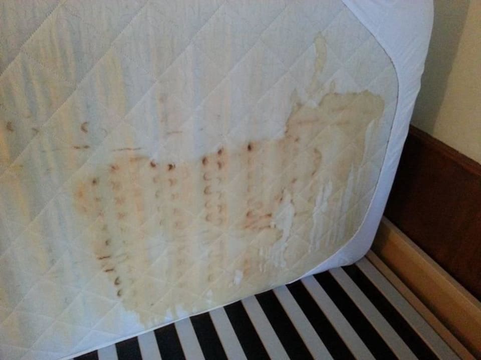 Jahre alte vertrocknete Urinflecken auf der Matrat Hotel Krone-Limmatquai