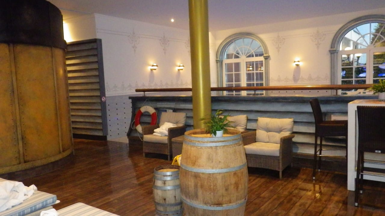 Hinter der halbhohen Wand befindet sicher der Pool Hotel Bell Rock Europa-Park