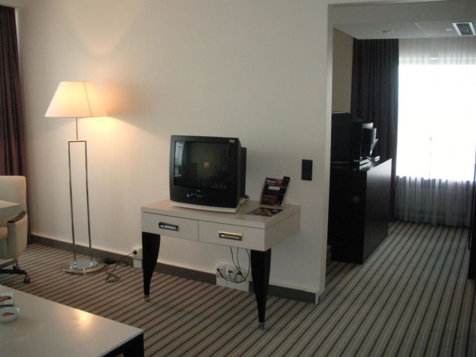 Schlafbereich leicht abgetrennt Four Points by Sheraton Munich Arabellapark