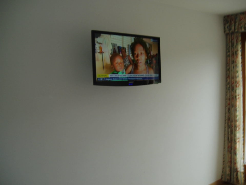 TV vor Bett Stoßgefahr Turmhotel Gschwendt