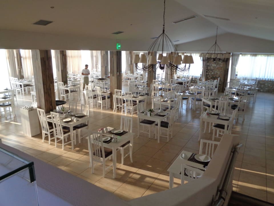 Blick vom Buffet in den Speisesaal Kassandra Bay Resort, Suites & Spa