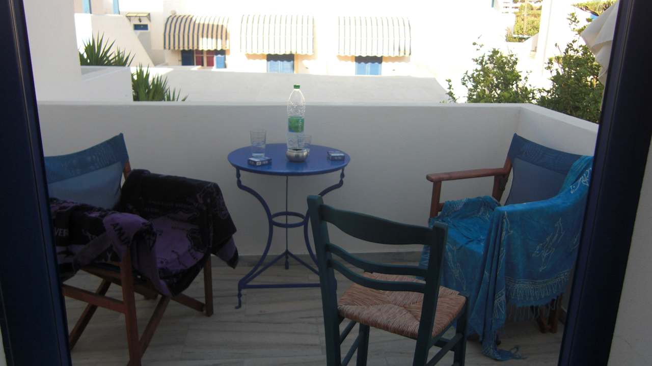 Balkon vor Küche mit Blick in den Innenhof Marioly Studios