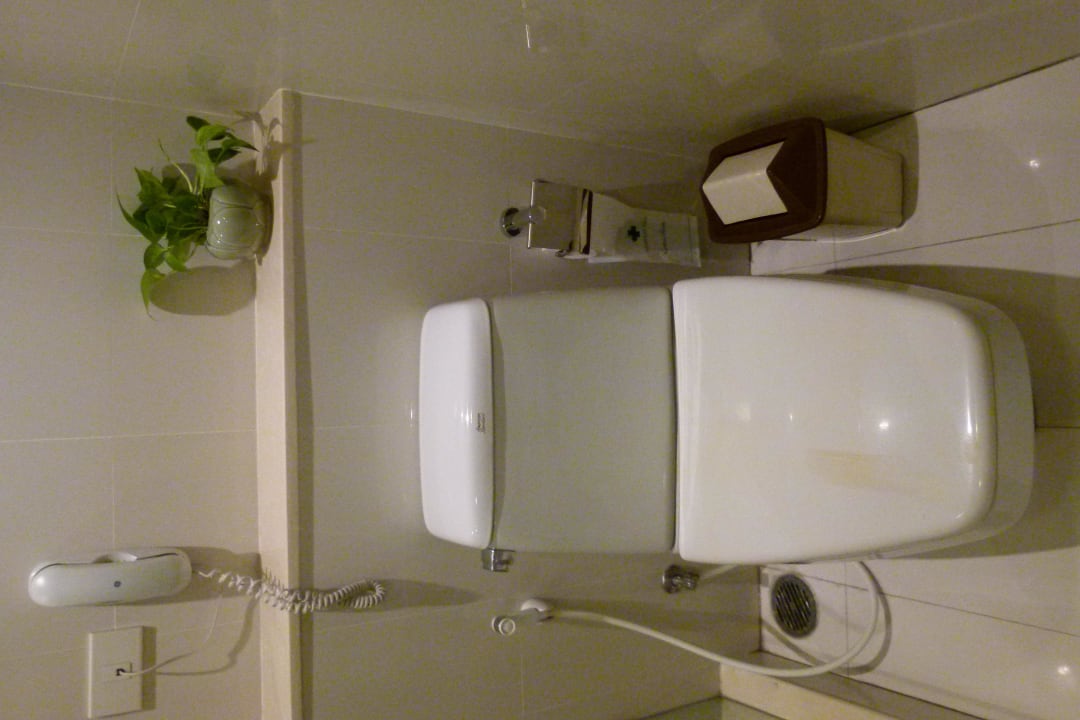 Blitzsaubere Toilette mit Telefon Hotel Centre Point Plus Silom