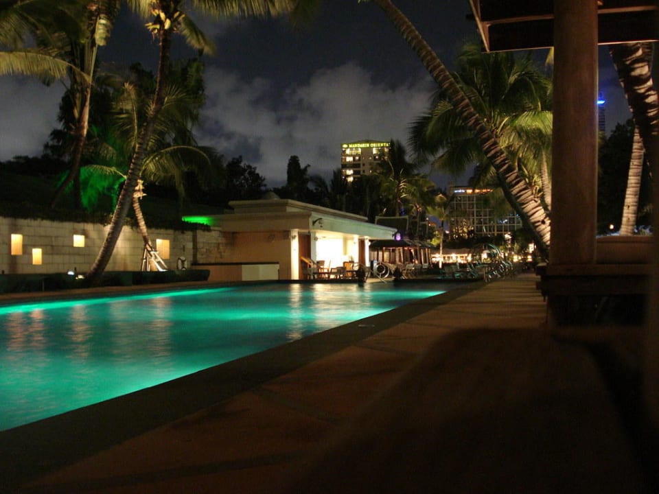 Pool am Abend Hotel The Peninsula Bangkok