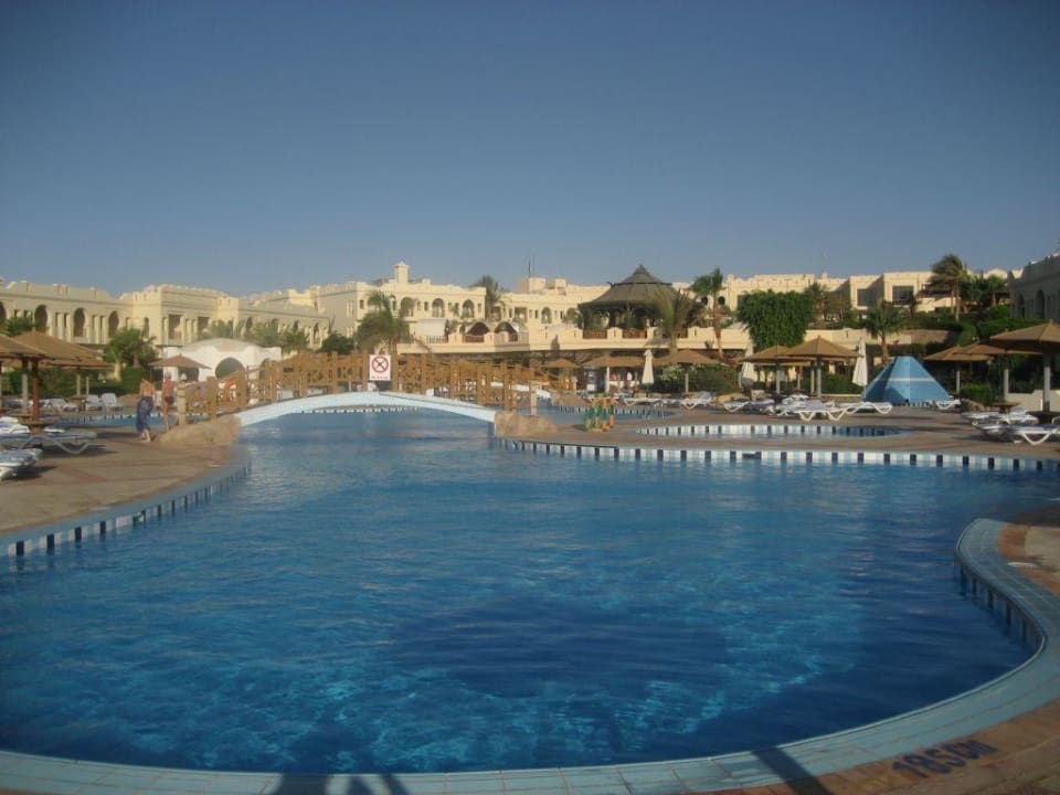 Großer Pool im Sea Club Hotel Charmillion Club Resort