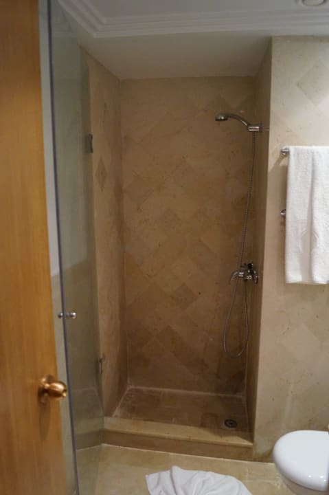 Dusche im Familienzimmer The Orangers Beach Resort and Bungalows