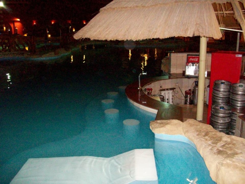 Poolbar mit super bequemen Sitzgelegenheiten Pickalbatros Alf Leila Wa Leila Resort - Neverland Hurghada