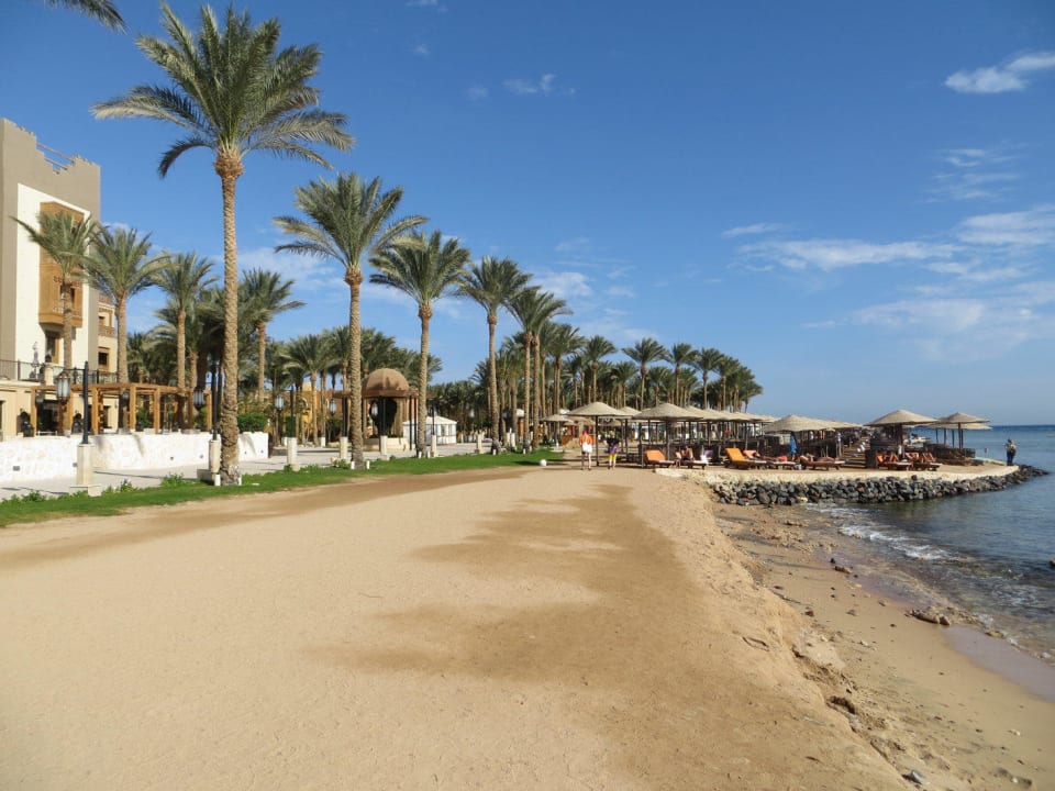 Der Strand direkt vorm Hotel Makadi Spa - Adults only