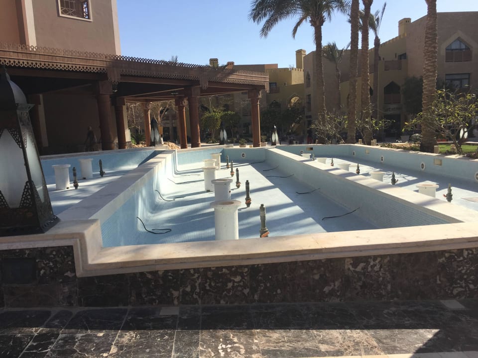 Leere Sprinkleranlage vor dem Eingang  Makadi Spa - Adults only