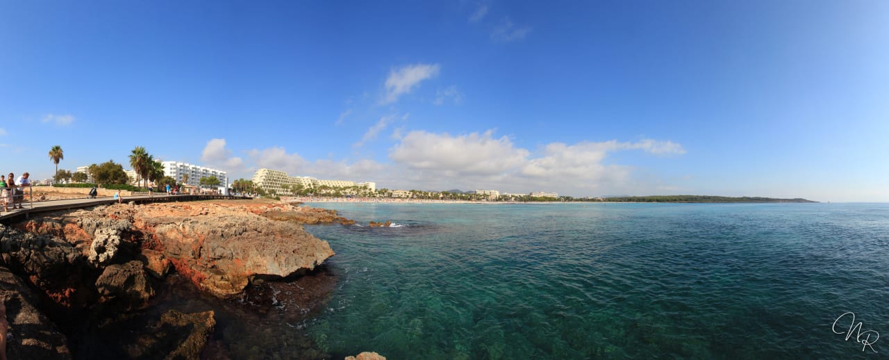 Panorama - Bootsteg in Richtung Strand und Hotel Hipotels Mediterraneo
