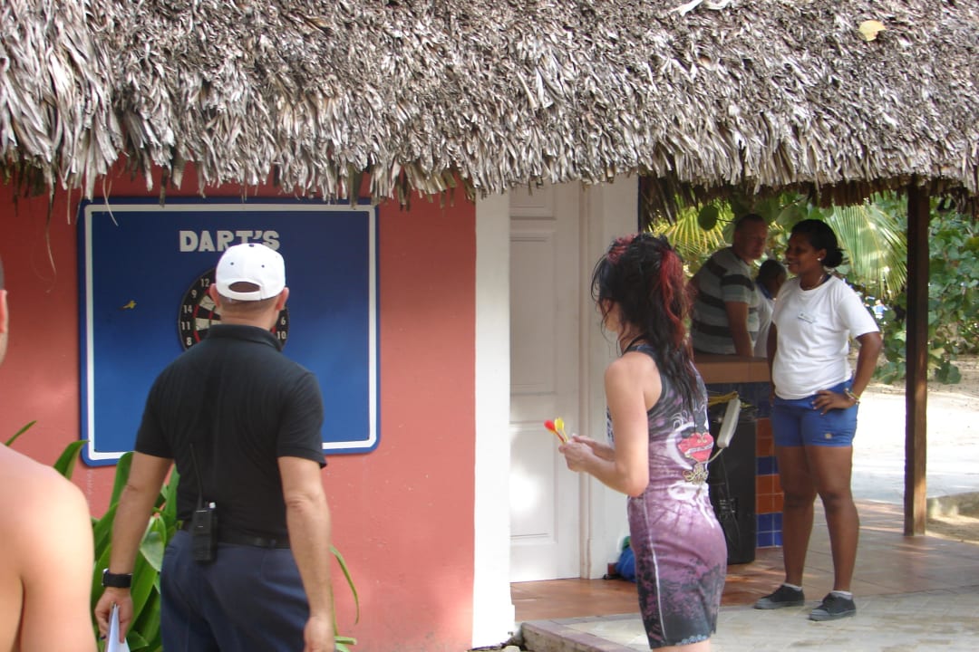 Dartschiessen mit Charlie Bahia Principe Grand El Portillo