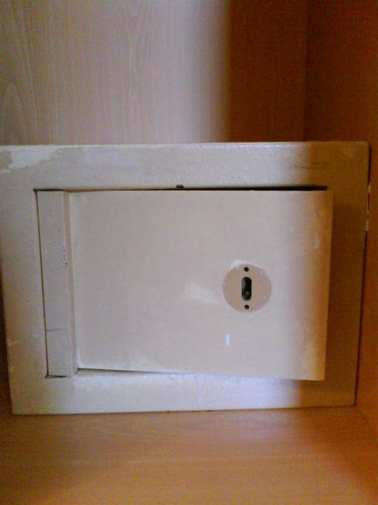 Der Safe sieht nicht sehr vertrauenswürdig aus Seramar Hotel Luna & Luna Park