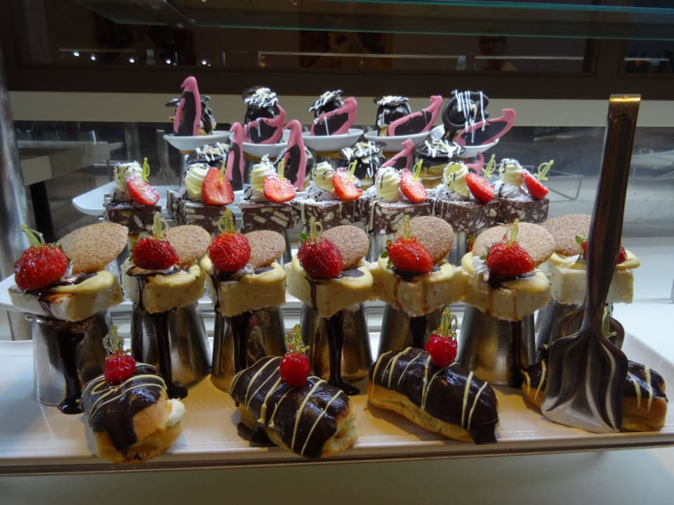 Leckere Kuchenauswahl  Port Side Resort Hotel