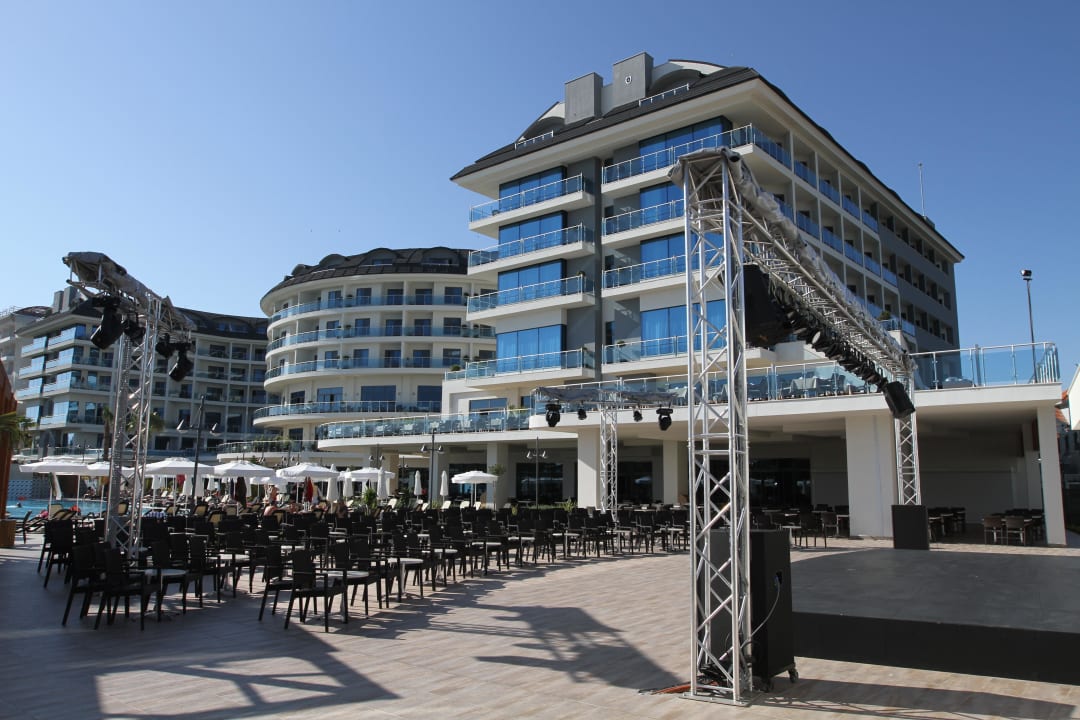 Bühne außen Commodore Elite Suites & Spa - Adults only