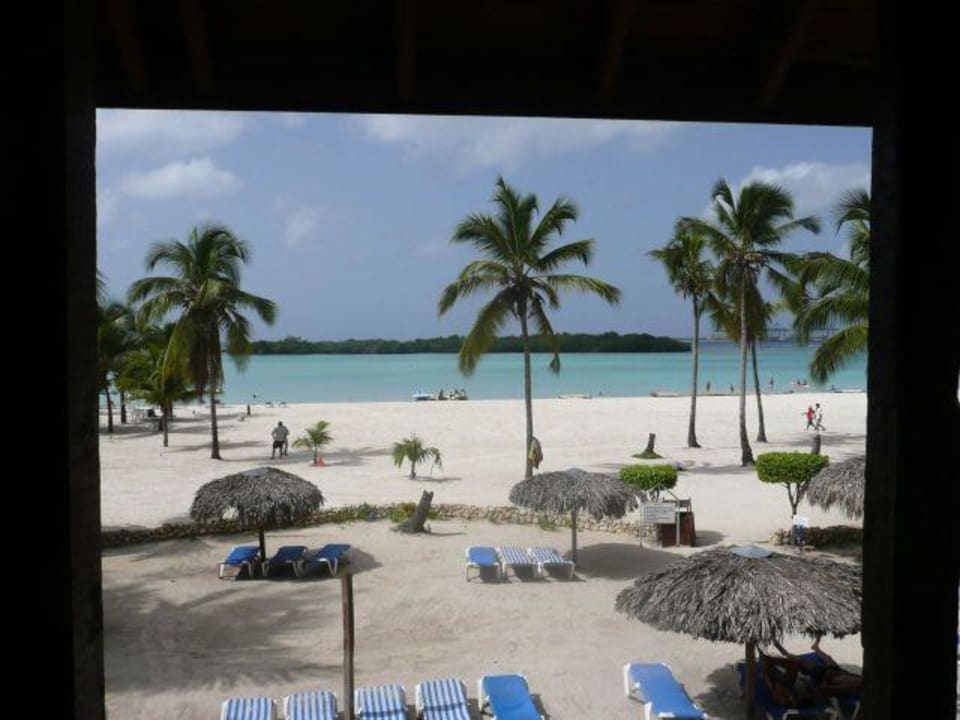 Holzbrücke zum Strand BelleVue Dominican Bay