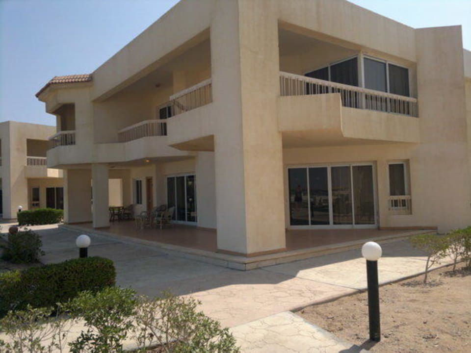 Einer von vielen Bungalows, im EG war unsere Suite Hurghada Long Beach Resort