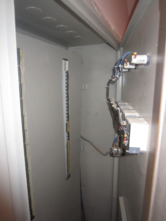 Treppenhaus mit offenen Stromkästen. Pyramisa Sunset Pearl Resort