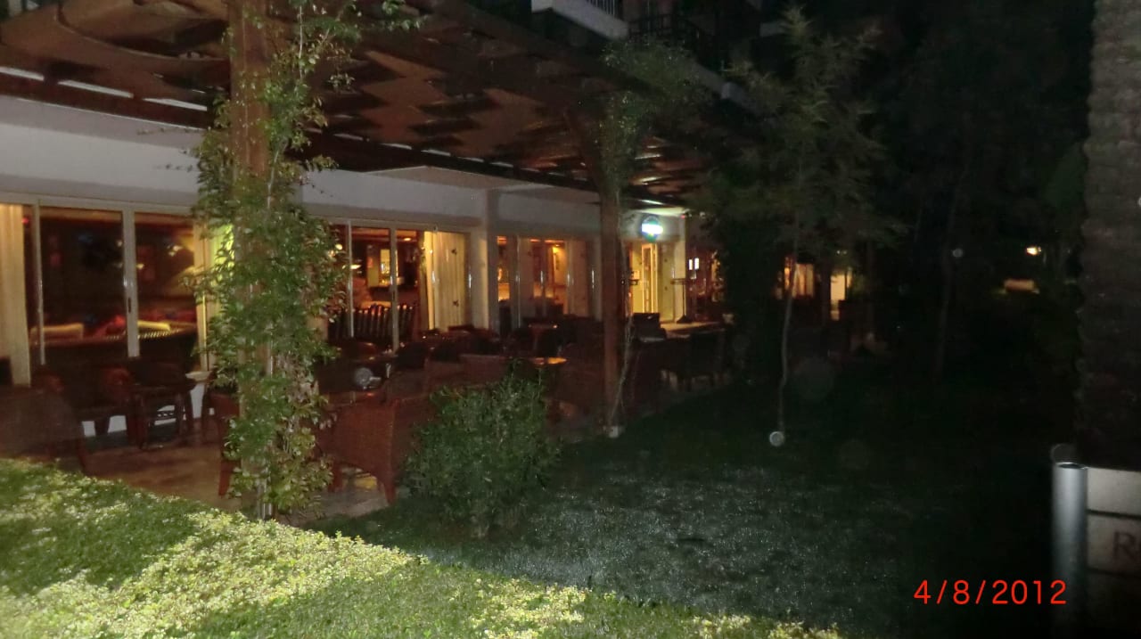 Вид из сада на бар в седьмом блоке, ночь. Crystal Paraiso Aqua Collection