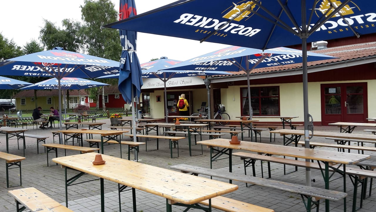 Vor der SB-Gaststätte "Tenne" Camping- und Ferienpark Markgrafenheide