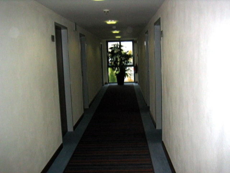 Gang zu den Zimmern Airport Hotel Paderborn